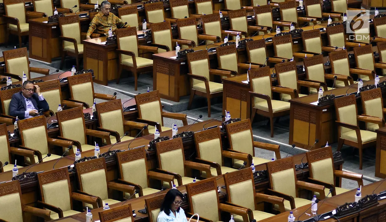 Tiga anggota DPR menghadiri rapat paripurna Masa Sidang I Periode 2019-2020 di antara bangku yang tak terisi di Kompleks Parlemen, Senayan, Jakarta, Kamis (22/8/2019). Rapat yang membahas RUU APBN Tahun 2020 beserta nota keuangannya itu hanya dihadiri 55 orang. (Liputan6.com/Johan Tallo)