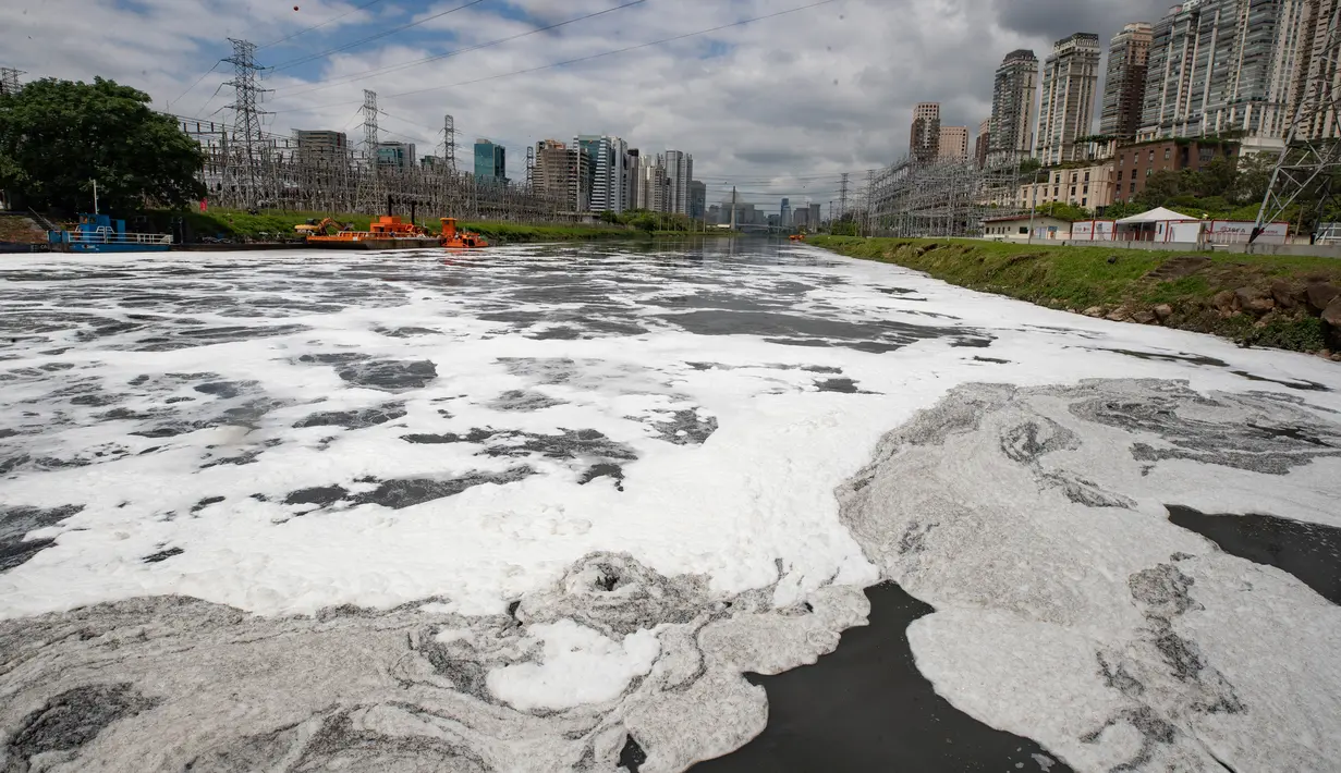 Busa menyelimuti sebagian Sungai Pinheiros di Sao Paulo, 22 Oktober 2020. Akibat pembuangan limbah domestik dan limbah padat selama bertahun-tahun, pemerintah Sao Paulo kembali mencoba membersihkan Sungai Pinheiros yang dianggap sebagai salah satu paling tercemar di Brasil. (AP/Andre Penner)