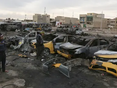 Sejumlah mobil hangus terbakar di permukiman al-Bayaa, Irak, Kamis (16/2). Hancurnya sejumlah mobil tersebut disebabkan oleh serangan bom mobil yang diduga didalangi oleh ISIS. (AP Photo/ Karim Kadim) 
