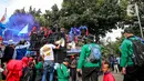 Massa buruh menyalakan asap suar saat unjuk rasa di Patung Kuda, Jakarta, Kamis (22/10/2020). Aksi gabungan buruh, petani, mahasiswa, dan pelajar dilakukan untuk menyuarakan penolakan pengesahan UU Cipta Kerja dan meminta Presiden mengeluarkan Perppu. (Liputan6.com/Faizal Fanani)