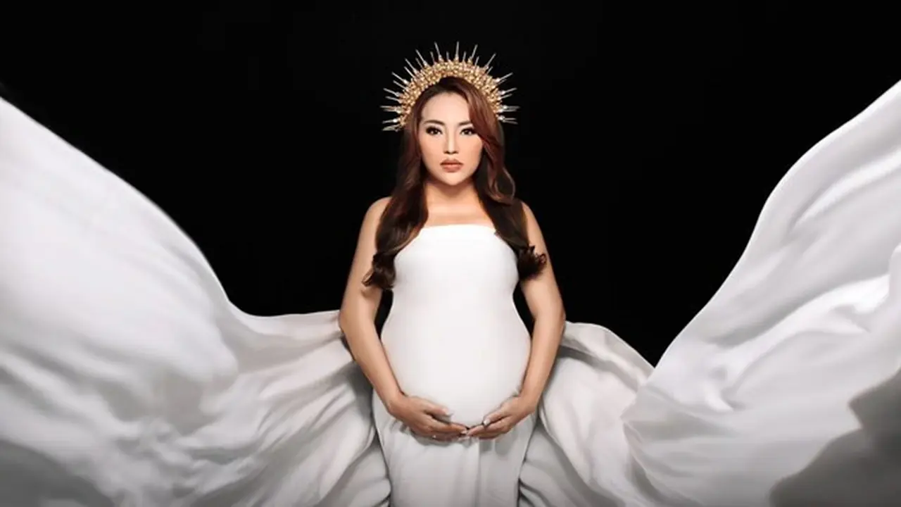 6 Gaya Maternity Shoot Mpok Alpa yang Hamil Anak Kembar, Penampilan Bikin Pangling