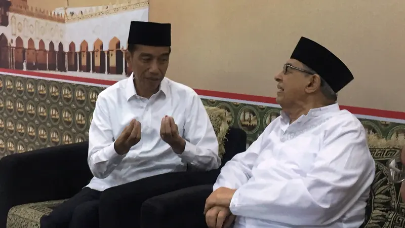 Jokowi berbincang bersama H Quraish Shihab. (Liputan6.com/Lizsa Egeham)