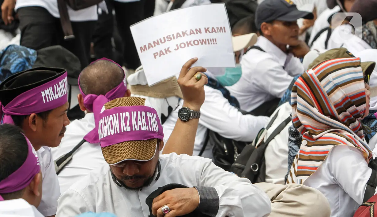 Aksi massa dari tenaga honorer berbagai instansi dan daerah menuntut agar diangkat menjadi aparatur sipil negara (ASN) di depan gedung DPR RI, Jakarta. (Liputan6.com/Johan Tallo)