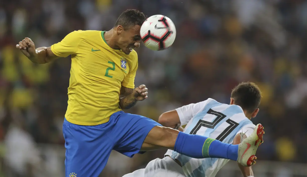 Bek Brasil, Danilo, duel udara dengan penyerang Argentina, Paulo Dybala, pada laga persahabatan di Stadion King Abdullah, Jeddah, Selasa (16/10/2018). Brasil menang 1-0 atas Argentina. (AP/STR)
