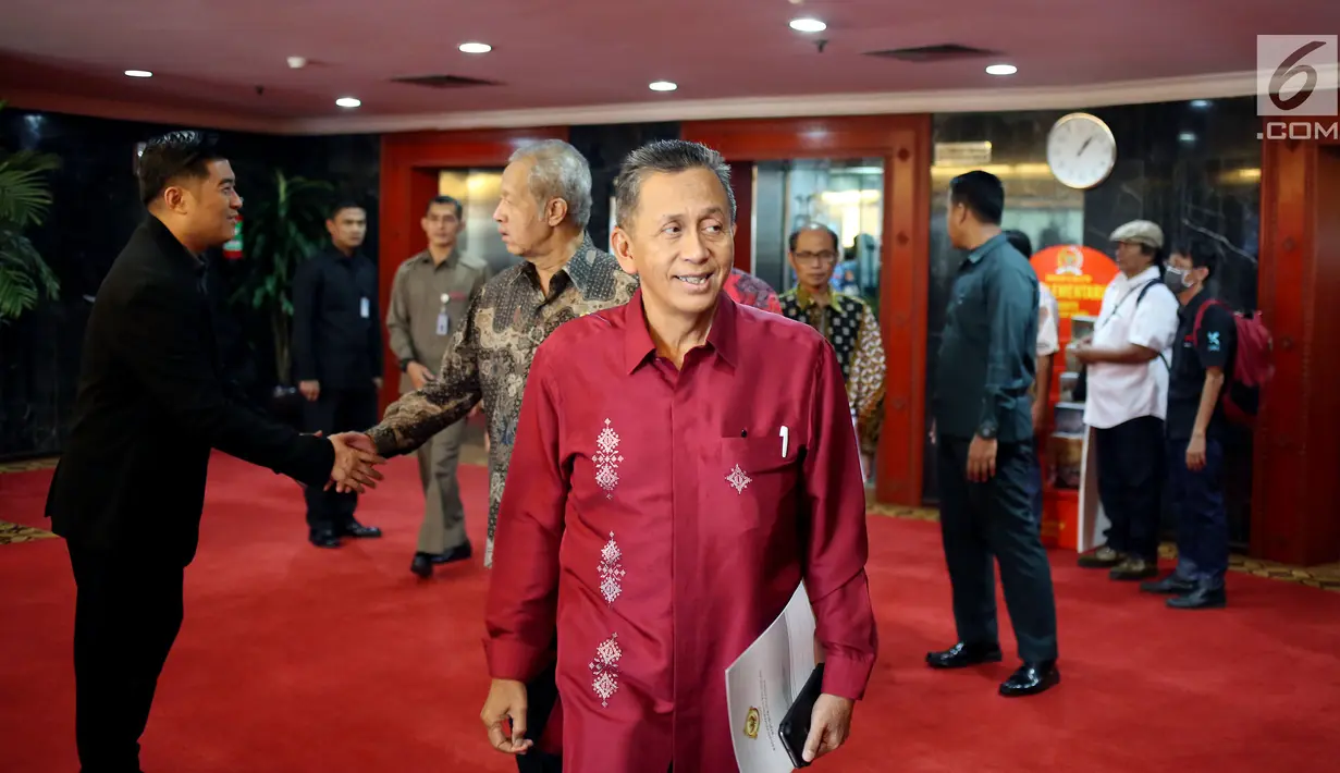 Ketua BPK, Moermahadi Soerja Djanegara saat tiba di Komplek Parlemen, Senayan, Jakarta, Selasa (13/6). Dalam pertemuannya Ketua BPK menyerahkan laporan hasil pemeriksaan terkait perpanjangan kerja sama Pelindo II. (Liputan6.com/Johan Tallo)
