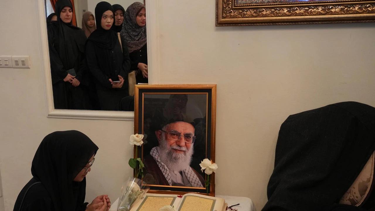 FOTO: Doa Bersama untuk Ayatollah Ali Khamenei Digelar di Jakarta
