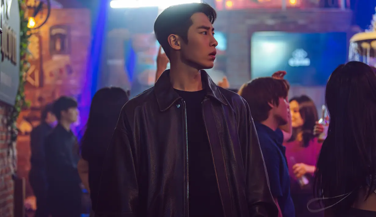 Melintasi banyak waktu membuat Lee Jae Wook tampil dengan beragam busana. Mulai dari seragam sekolah, outfit kasual, hingga tampil sebagai seorang eksekutif. [Foto: Disney+ Hotstar]