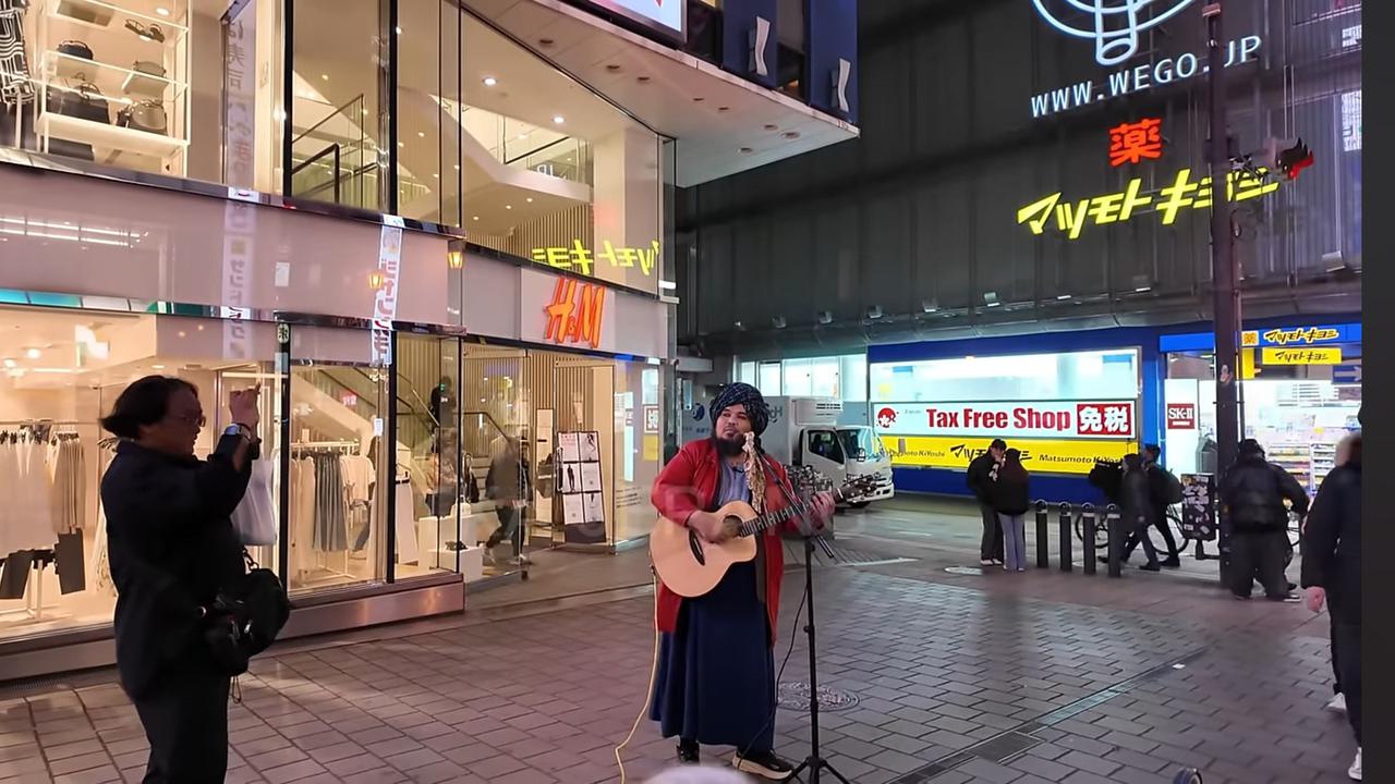 Momen Derry Sulaiman Bawakan Lagu Religi, Orang-orang Jepang Sampai Terkesima
