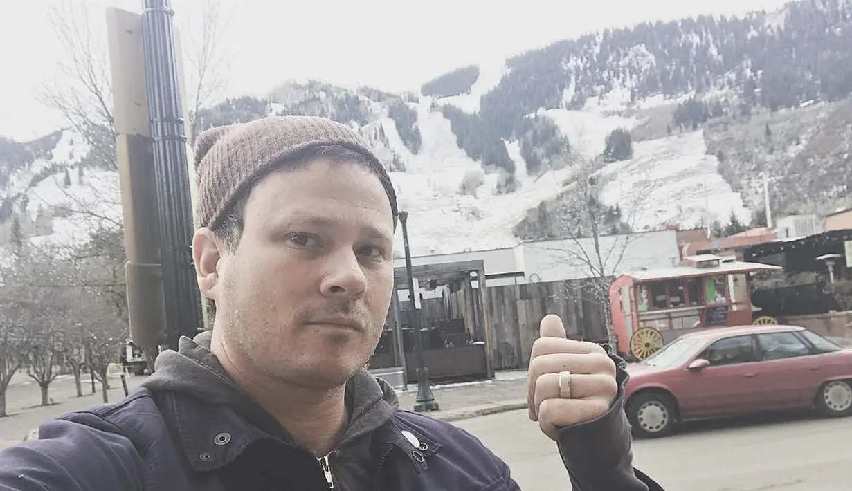 Tom DeLonge mengaku melihat UFO tahun 2015 saat sedang kemping. Ia bahkan mengaku mendengar pembicaran yang tak ia mengerti. (instagram/tomdelonge)
