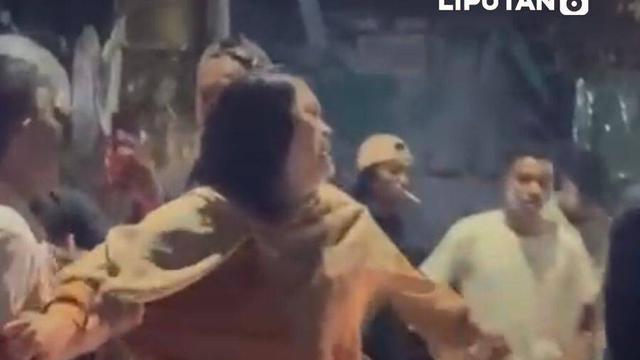 Warga dan pengguna jalan di sekitar Perumahan Bumi Permata Sudiang 1, Kecamatan Biringkanaya, Kota Makassar, Sulawesi Selatan, digegerkan dengan aksi penikaman yang dilakukan seorang anggota TNI Angkatan Udara (AU). Korban meninggal dunia dalam insiden tersebut.

Warga di sekitar lokasi berusaha ...