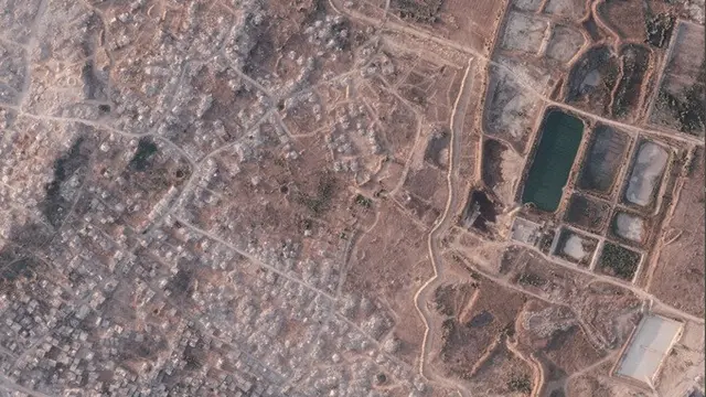 Citra satelit Planet Labs PBC memperlihatkan bagian tanggul tanah yang sedang dibangun militer Israel di Jalur Gaza utara pada 8 Juli 2026.
