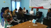 suasana saat bakal calon bupati Bangkalan, Bir Aly menyatakan mundur sebagai calon independen dihadapan komisioner KPU dan Panwaslu Bangkalan (liputan6.com/Musthofa Aldo)