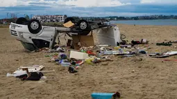 Sebuah mobil terbalik usai badai menerjang Desa Nea Plagia, Halkidiki, Yunani, Kamis (11/7/2019). Terjangan badai mengakibatkan sejumlah mobil terbalik, pohon tumbang, atap berterbangan, dan tanah longsor. (Giannis Moisiadis/InTime News via AP)