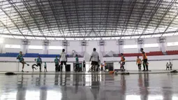 Para pemain Persita Tangerang saat latihan di Lapangan Indoor Sport Center, Tangerang, Jumat (24/1). Latihan ini merupakan persiapan jelang Liga 1 Indonesia 2020. (Bola.com/Vitalis Yogi Trisna)
