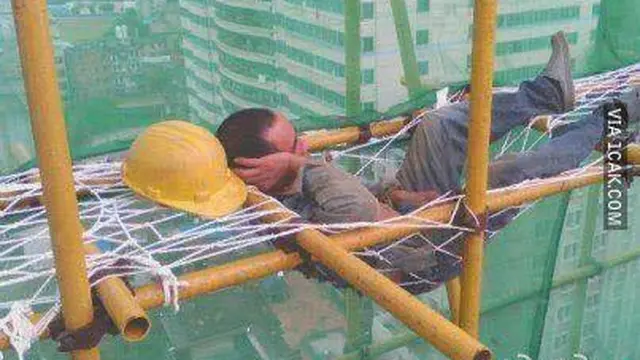 6 Kelakuan Nyeleneh Tukang Bangunan saat Bersantai Ini Bikin Tepuk Jidat