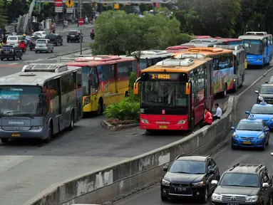 Guna mengantisipasi membludaknya pengguna bus transjakarta, pihak pengelola menambah jumlah armada yang beroperasi di beberapa koridor utama, (30/7/2014). (Liputan6.com/Johan Tallo)