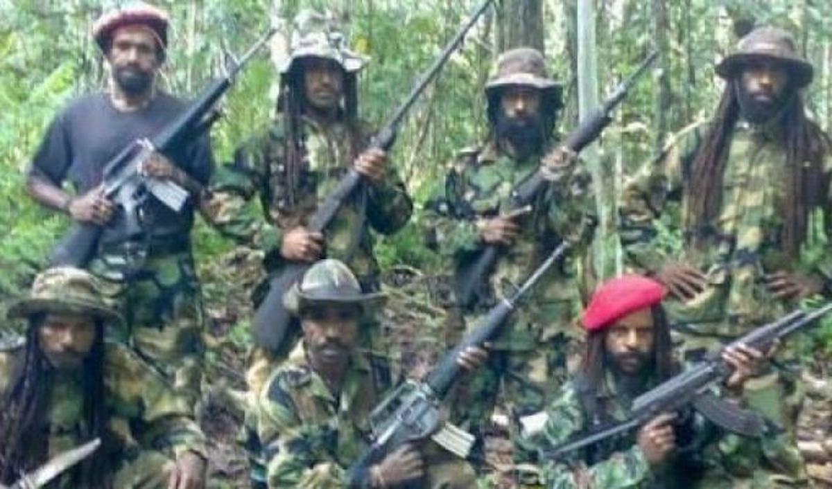 Terlihat gumpalan asap putih disertai api di lokasi kejadian pukul Pukul 16.37 WIT.