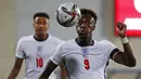 Permainan Inggris tak banyak berubah di babak kedua. Mereka bahkan mendapatkan gol ketiga pada menit ke-59 lewat Tammy Abraham. Umpan yang lagi-lagi diberikan oleh Sancho, berhasil memperbesar keunggulan Inggris. (AP/Joan Monfort)