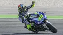 Juara dunia sembilan kali tampil dengan motor biru Yamaha tapi tetap dengan ornamen berwarna khas The Doctor, kuning stabilo. (EPA/Pasquale Bove)