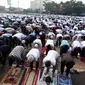 Umat muslim melaksanakan Salat Idul Fitri di kawasan Senen, Minggu (25/6). Sebagian besar umat muslim merayakan Idul Fitri 1438 H pada Minggu (25/6) berdasarkan ketetapan pemerintah tentang 1 Syawal melalui sidang Isbat. (Liputan6.com/Johan Tallo)