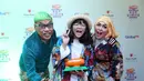 Kado terindah bagi pasangan Uya Kuya dan Astrid. Pasalnya, tepat di tanggal pernikahannya, pasangan ini berhasil menyabet penghargaan Indonesia Kids' Choice Awards 2017 kategori Keluarga Artis Favorit. (Nurwahyunan/Bintang.com)
