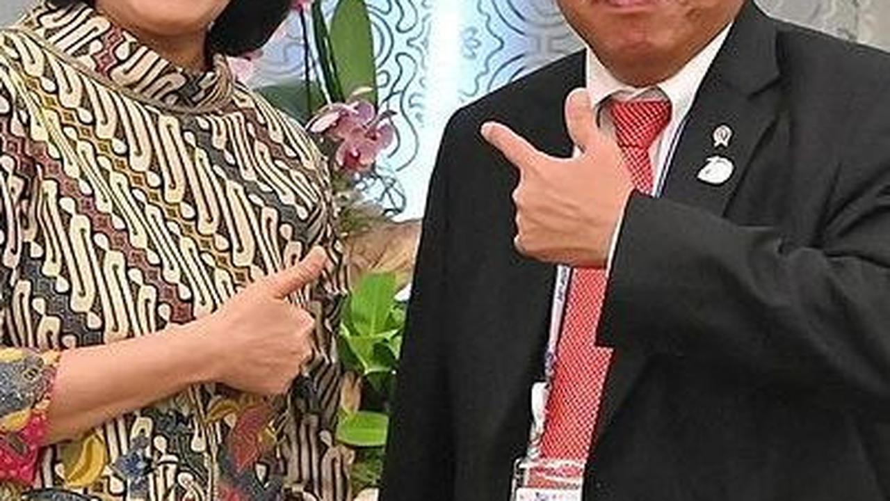 "Saya cocok kan mengenakan topi legendarisnya Pak Bas? 😎😎😎," tulis Sri Mulyani.<br>