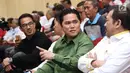 Ketua Umum KOI, Erick Thohir (kedua kanan) jelang menjadi pembicara pada Refleksi Akhir Tahun Olahraga Indonesia di Jakarta, Senin (10/12). Acara Refleksi Akhir Tahun ini digelar KORI bertema masa depan atlet Indonesia. (Liputan6.com/Helmi Fithriansyah)