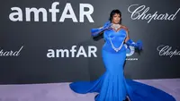 Lizzo Tampil Unik di Cannes, Pakai Gaun Biru dengan Kalung Puting Bertabur Berlian