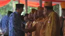 Gubernur DKI Basuki T Purnama berjabat tangan dengan para veteran seusai memimpin upacara peringatan Hari Pahlawan di lapangan eks IRTI Monas, Jakarta, Selasa (10/11). Upacara itu diikuti  para PNS di lingkungan Pemprov DKI. (Liputan6.com/Gempur M Surya)