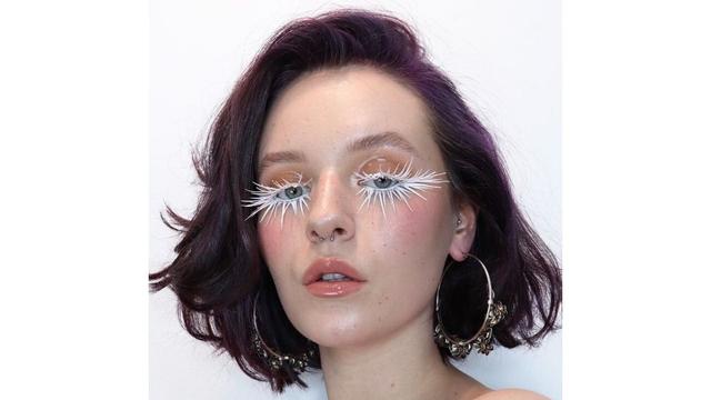 Beauty Influencer yang Terkenal Punya Skill Makeup Unik