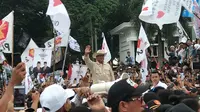 Capres nomor urut 2 Prabowo Subianto melambaikan tangan ke para pendukungnya di Plasa BKB Palembang (Liputan6.com / Nefri Inge)