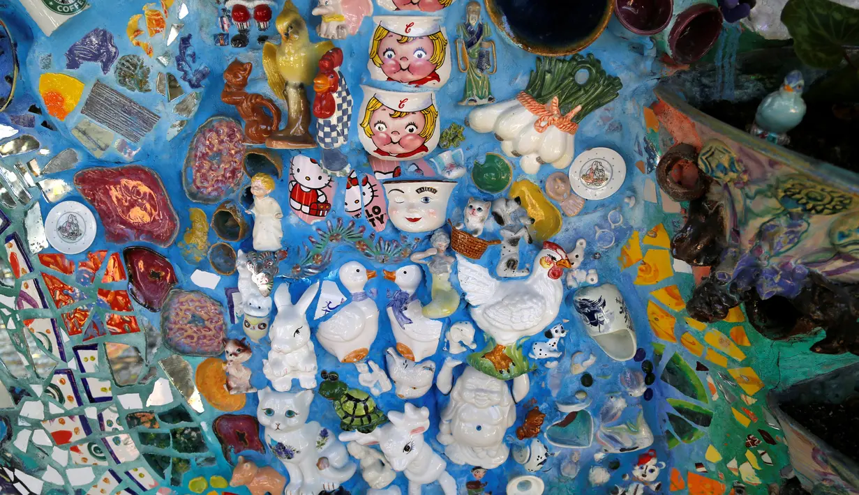 Sebuah dinding yang dihiasi mozaik dari mainan bekas, pecahan keramik, hingga souvenir lucu di Mosaic Tile House, Venice, California, AS, (26/9). Rumah ini merupakan karya pasangan suami istri, Gonzalo Duran dan Cheri Pann. (REUTERS/Mario Anzuoni)