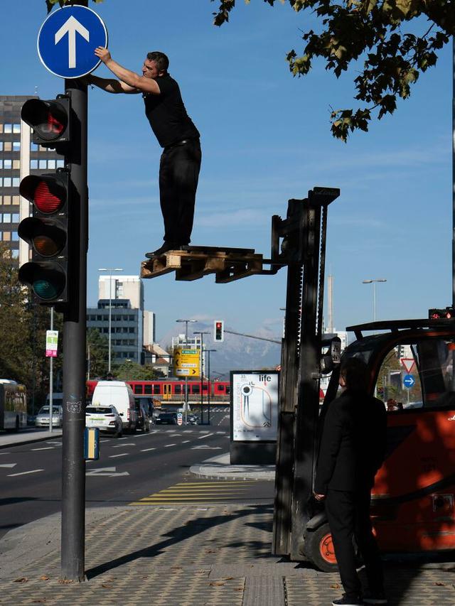 6 Potret Aksi Orang Perbaiki Sesuatu di Ketinggian Ini Bikin Deg-degan