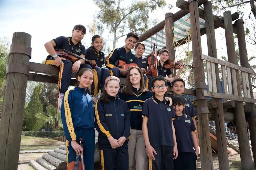 Elisa Guerra bersama murid-muridnya. | Sumber Foto: theirworld.org