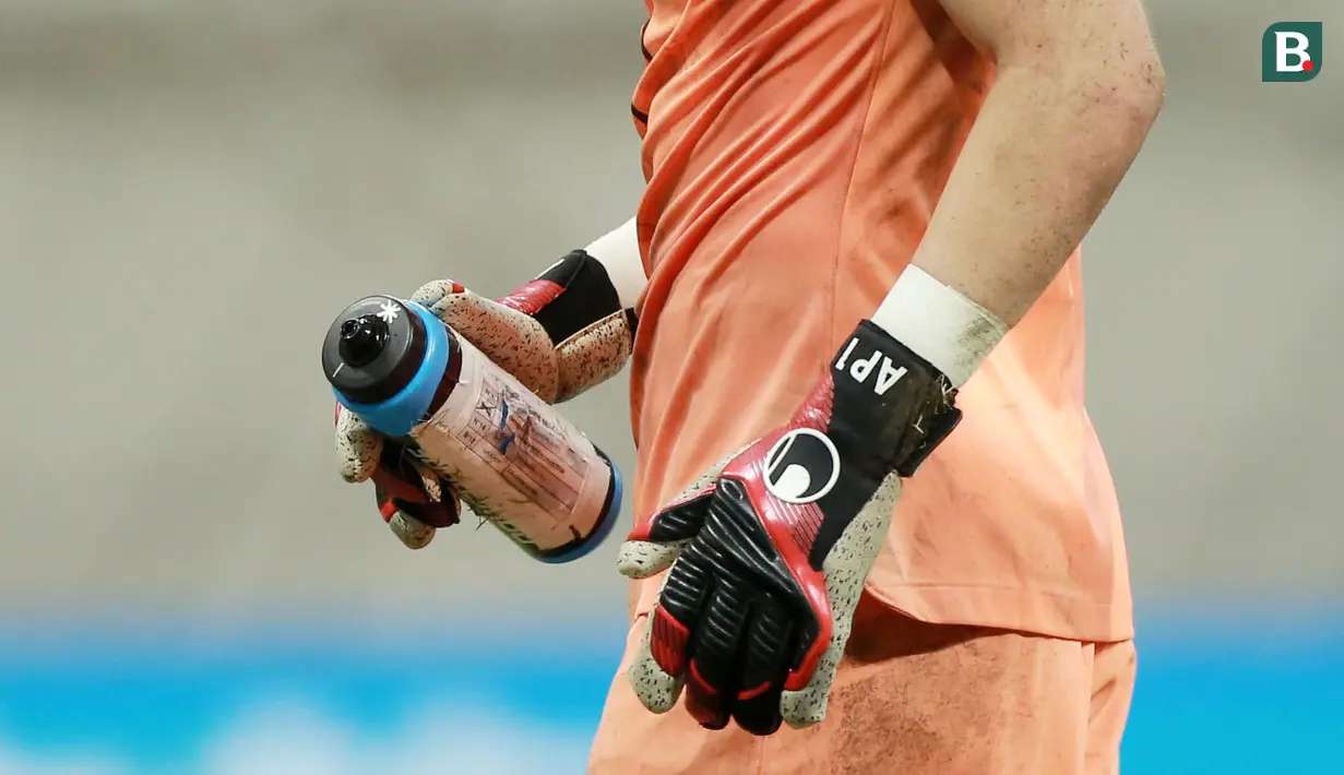 Contekan di botol minuman Kiper Timnas Prancis U-17, Paul Argney saat adu penalti melawan Senegal U-17  pada babak 16 besar Piala Dunia U-17 2023 di Jakarta International Stadium (JIS), Rabu (22/11/2023). (Bola.com/M Iqbal Ichsan)