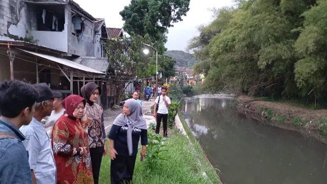 Cagub Tri Rismaharini didampingi calon Wali Kota dan Wakil Wali Kota Heri Cahyono dan Ganis Rumpoko bersama Warga Kota Malang meninjau sungai di Kampung Bandulan Gang 1, Kecamatan Sukun, Kota Malang. (Foto: Istimewa)