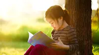 Membaca bukan cuma kebiasaan anak jenius, semua anak bisa dibiasakan hobi membaca sejak dini.