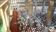 Jemaah melaksanakan salat Idul Adha di Masjid Istiqlal, Jakarta, Minggu (11/8/2019). Pemerintah Indonesia menetapkan Idul Adha 1440 Hijriah atau 10 Dzulhijjah jatuh pada 11 Agustus 2019 yang dirayakan dengan melaksanakan Salat Id dan penyembelihan hewan kurban. (Liputan6.com/Immanuel Antonius)