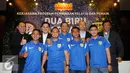 Pelatih Persib Bandung, Djadjang Nurdjaman (tengah) berpose bersama pemainnya jelang mengikuti program pembinaan di Italia, Jakarta, Rabu (13/1/2016). Program pembinaan akan berlangsung selama 6 hingga 12 bulan kedepan. (Liputan6.com/Helmi Fithriansyah)