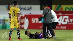 Salah satu pemain Persita terkapar saat laga melawan Mitra Kukar di turnamen Piala Presiden 2015 di Stadion I Wayan Dipta, Gianyar, Bali, Minggu (30/8/2015). Mitra Kukar menahan imbang Persita 0-0. (Liputan6.com/helmi Fithriansyah)