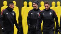 Penyerang Manchester United, Zlatan Ibrahimovic (tengah) berbincang dengan rekan setimnya Chris Smalling (kiri) dan Nemanja Matic saat mengikuti sesi latihan di AON Training Complex, Carrington, Inggris (21/11). (AFP Photo/Paul Ellis)