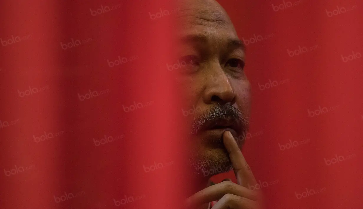 Mantan kapten Timnas Indonesia era 90an, Fachri Husaini yang pernah melatih Timnas Indonesia U-16 tengah serius mengikuti  Kongres Tahunan PSSI 2017. (Bola.com/Vitalis Yogi Trisna)