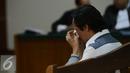 Terdakwa tindak pidana korupsi pengadaan program di LPP TVRI, Mandra Naih menangis saat sidang di Pengadilan Tipikor, Jakarta, Senin (31/8/15). Sidang ini beragendakan pembacaan eksepsi atau nota keberatan dari terdakwa. (Liputan6.com/Herman Zakharia)