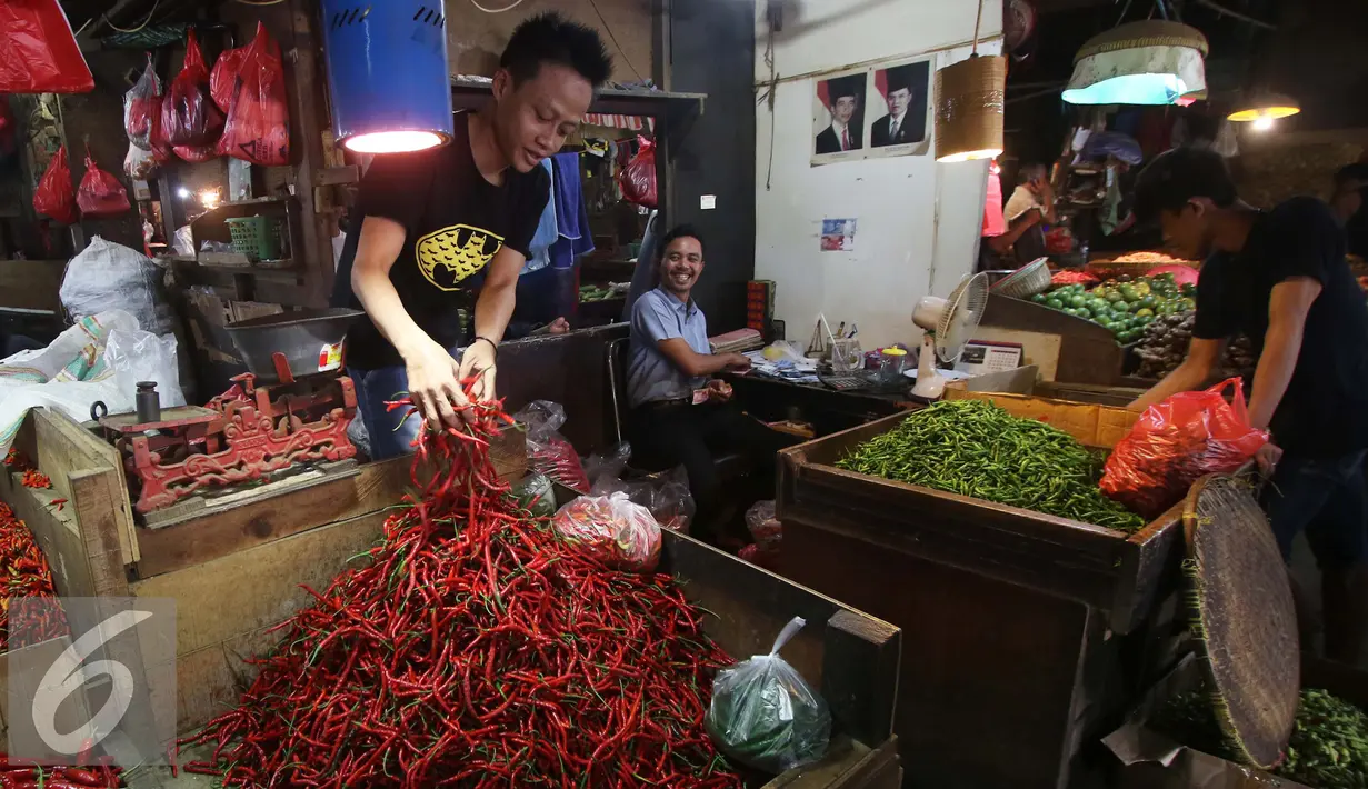 Pedagang menata cabai di Pasar Impres Senen, Jakarta, Selasa (15/11). Data Kemendag menunjukkan harga cabai merah kriting berada di level Rp53.280 per kilogram atau melonjak hingga115,18% secara tahunan dari Rp24.760 per kg. (Liputan6.com/Gempur M. Surya)