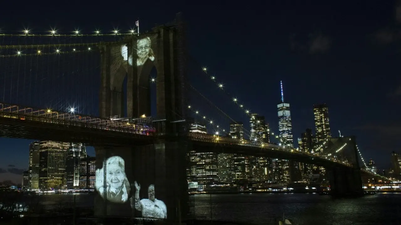 Kota New York di Amerika Serikat, memberikan penghormatan yang emosional pada para pasien COVID-19 yang meninggal dunia. (Photo credit: Kena Betancur/AFP)