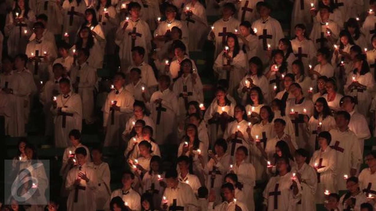 Ribuan umat Kristiani menyalakan lilin saat mengikuti perayaan Natal Gereja Tiberias di GBK, Jakarta, (5/12). Perayaan Natal mengambil tema 