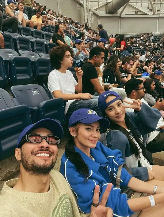 Saat menyaksikan pertandingan tenis tersebut, Anya Geraldine mengenakan snapback yang dibalik bersama Enzy Storia dan Refal Hady. (instagram/anyageraldine)