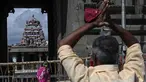 Sebuah barikade ditempatkan di depan kuil Kapaleeshwar, setelah tempat ibadah keagamaan ditutup untuk umum untuk mengekang lonjakan virus corona Covid-19 sesuai arahan pemerintah negara bagian di Chennai (7/1/2022). (AFP/Arun Sankar)