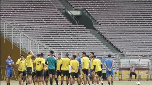 Video latihan Arema Cronus yang dilakukan di SUGBK, Sabtu (2/4/2016) sore WIB. Tak ada taktik khusus yang dipelajari para pemain Arema.