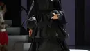 Gaya glamor Anissa Aziza dibalut tiered ballgown warna hitam dari koleksi lini terbaru Klamby, Klamby Gown. [@wearingklamby]